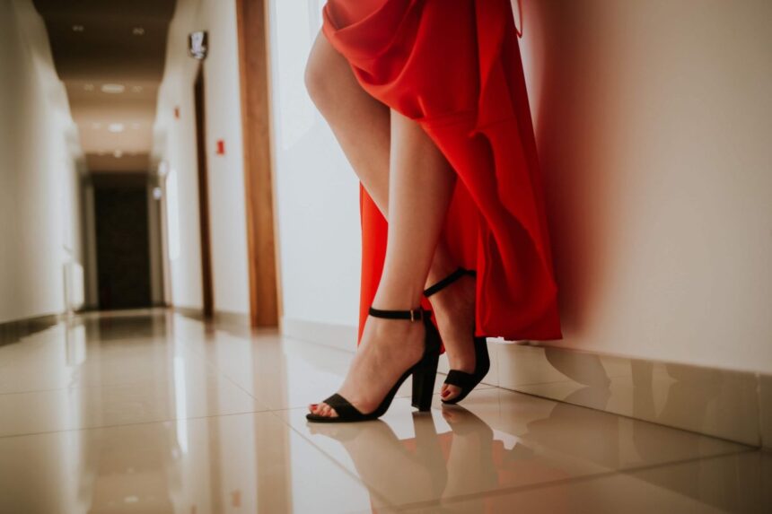 Rochie eleganta de seara cu sandale sau pantofi