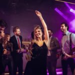 Tinuta eleganta pe ringul de dans in club